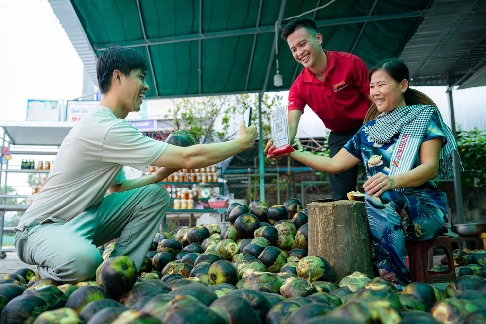 Agribank phát động Chiến dịch "Phụng sự từ trái tim" - Lan tỏa giá trị văn hóa, kiến tạo sức mạnh nội sinh cho phát triển bền vững - Ảnh 5. Agribank phát động Chiến dịch "Phụng sự từ trái tim" - Lan tỏa giá trị văn hóa, kiến tạo sức mạnh nội sinh cho phát triển bền vững - Ảnh 5.