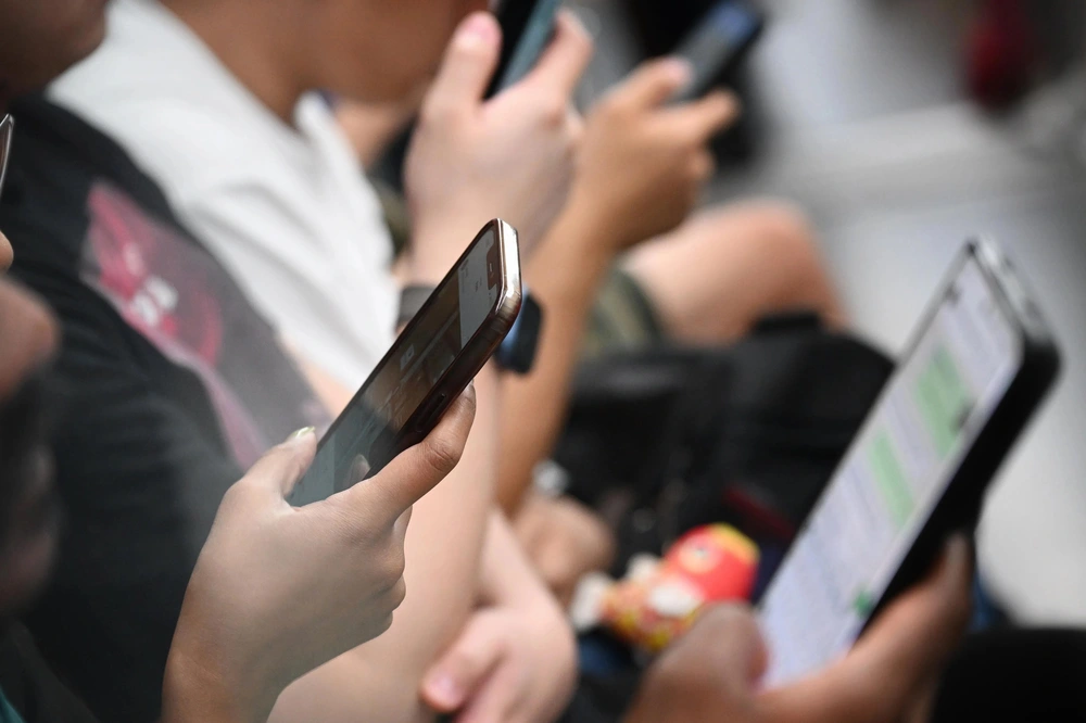 Ngày Quốc tế Hạnh phúc 2026: Mạng xã hội ảnh hưởng tiêu cực đến mức độ hài lòng về cuộc sống - Ảnh 2.