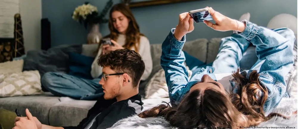 Ngày Quốc tế Hạnh phúc 2026: Mạng xã hội ảnh hưởng tiêu cực đến mức độ hài lòng về cuộc sống - Ảnh 1.