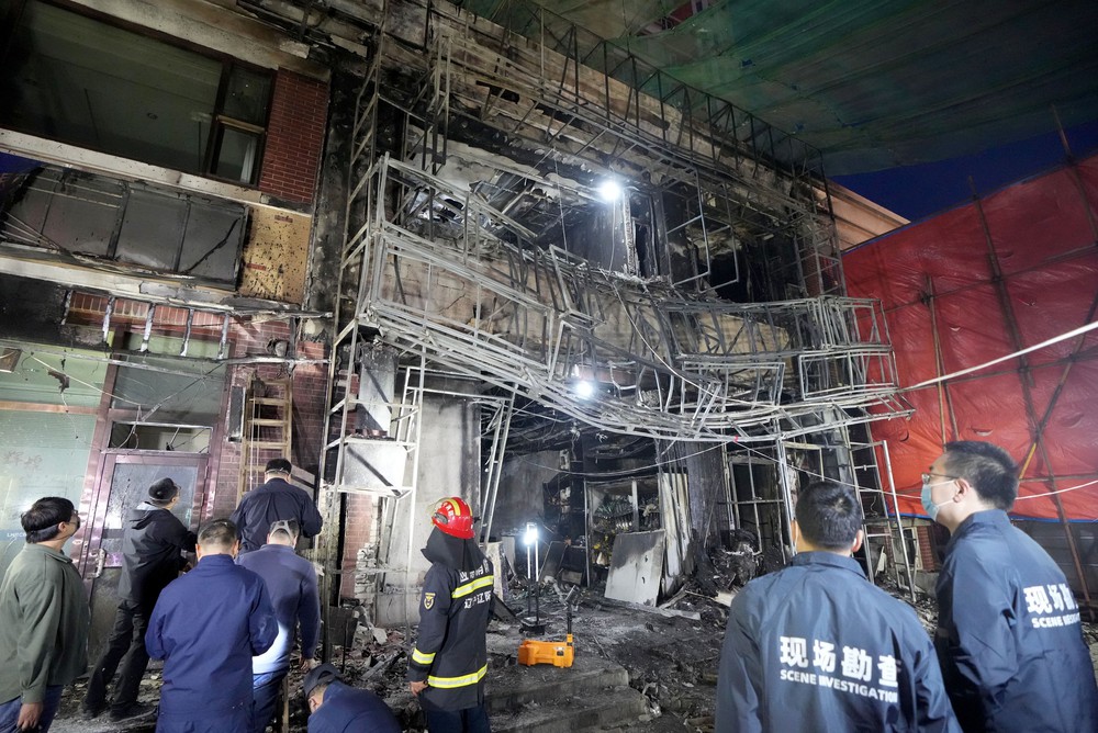 Cháy lớn tại khu nhà ở Hong Kong (Trung Quốc), gần 100 người đi sơ tán - Ảnh 1.