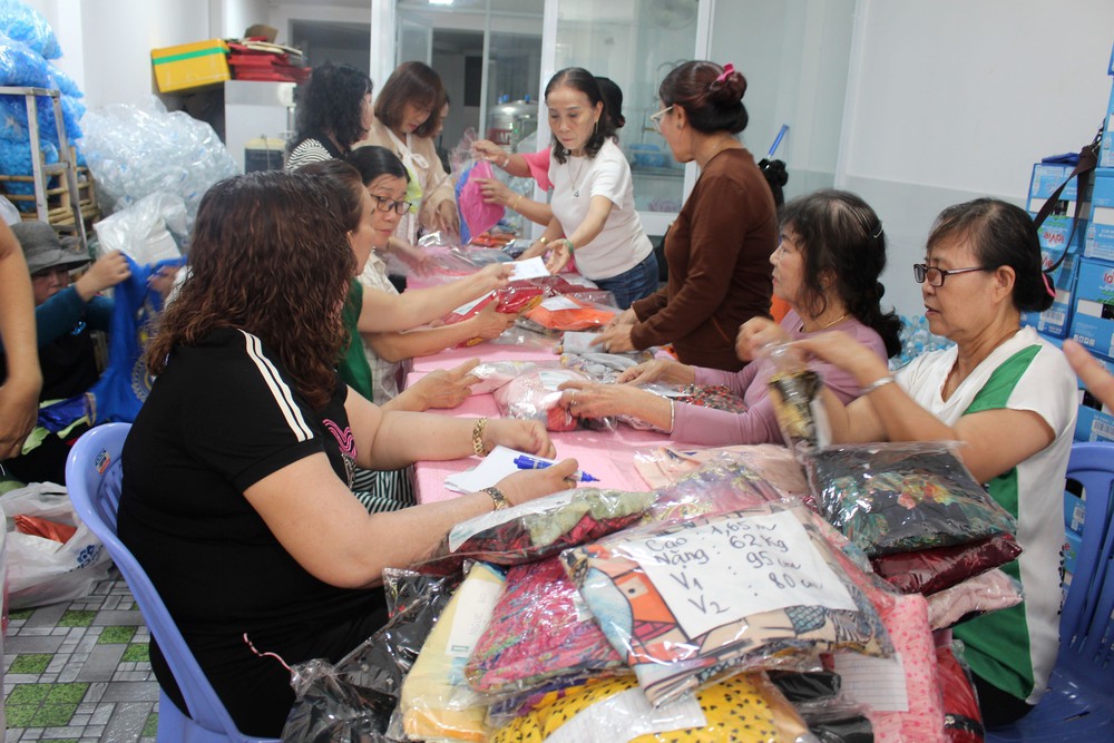 Tặng hơn 1.000 bộ áo dài cho phụ nữ vùng biên - Ảnh 1.