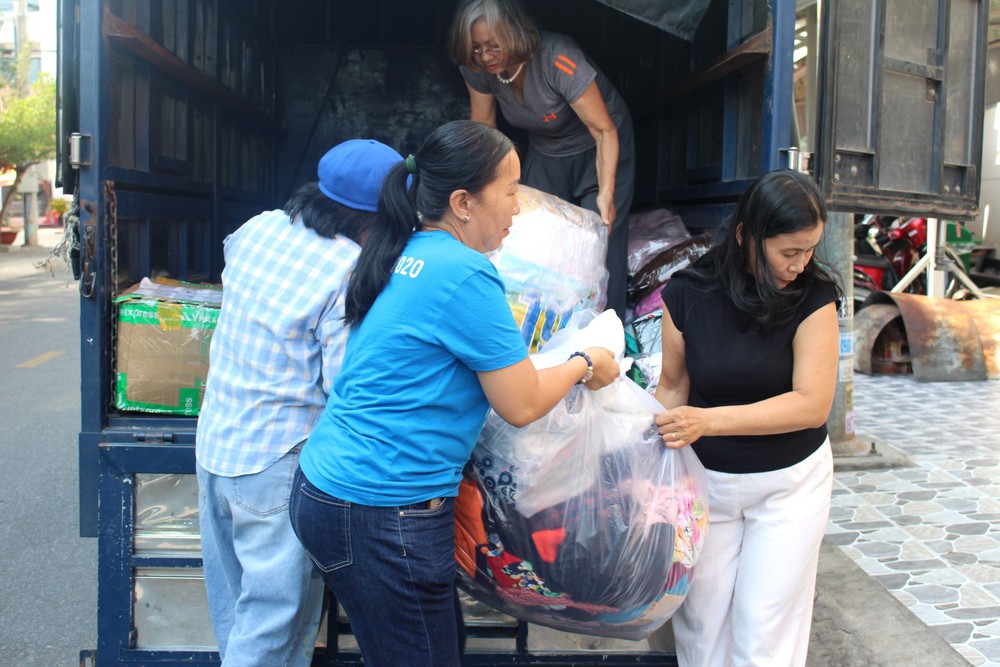 Tặng hơn 1.000 bộ áo dài cho phụ nữ vùng biên - Ảnh 3.