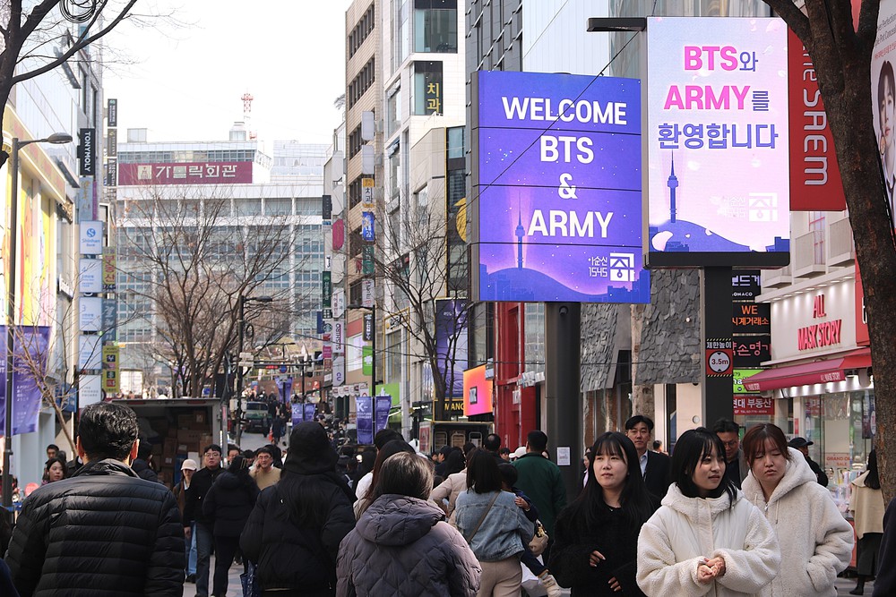 Hàn Quốc: Sắc tím bao phủ trung tâm thủ đô Seoul trước buổi công diễn của BTS - Ảnh 3.