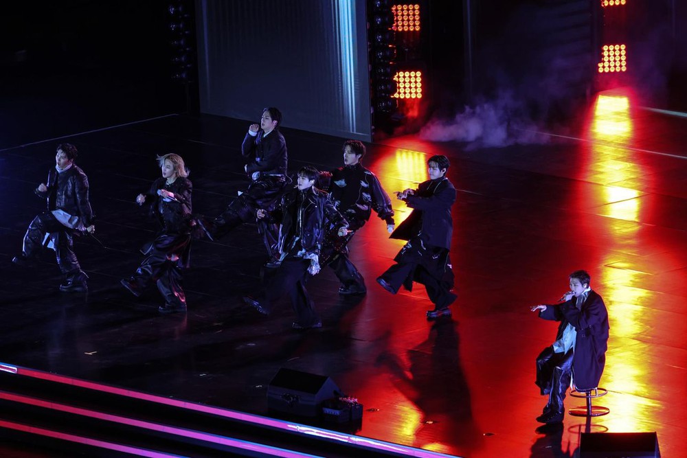 Gwanghwamun rực sáng: BTS tái xuất hòa quyện truyền thống và làn sóng Hallyu toàn cầu - Ảnh 1. Gwanghwamun rực sáng: BTS tái xuất hòa quyện truyền thống và làn sóng Hallyu toàn cầu - Ảnh 1.