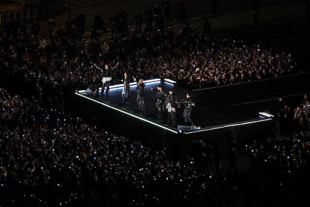 Gwanghwamun rực sáng: BTS tái xuất hòa quyện truyền thống và làn sóng Hallyu toàn cầu - Ảnh 2. Gwanghwamun rực sáng: BTS tái xuất hòa quyện truyền thống và làn sóng Hallyu toàn cầu - Ảnh 2.