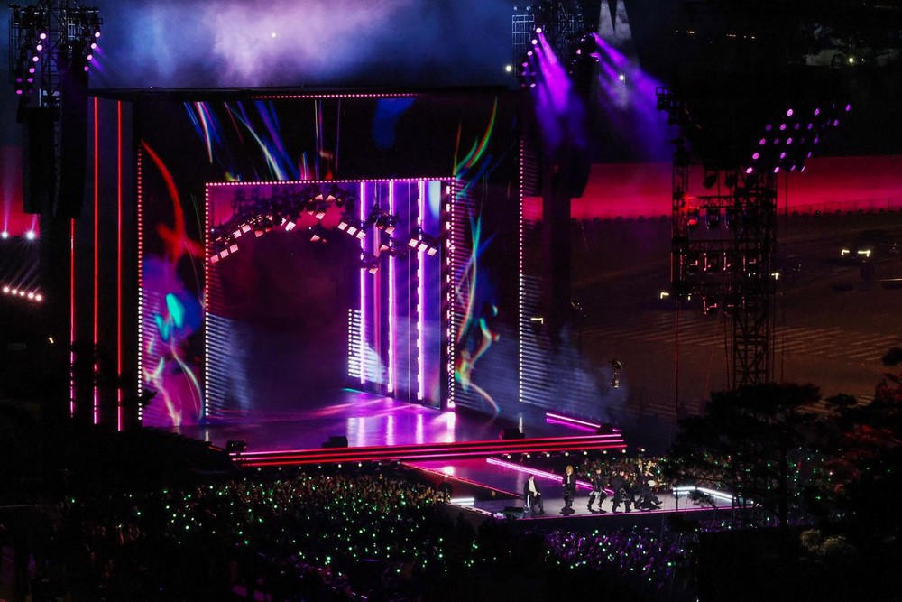 Gwanghwamun rực sáng: BTS tái xuất hòa quyện truyền thống và làn sóng Hallyu toàn cầu - Ảnh 9. Gwanghwamun rực sáng: BTS tái xuất hòa quyện truyền thống và làn sóng Hallyu toàn cầu - Ảnh 9.