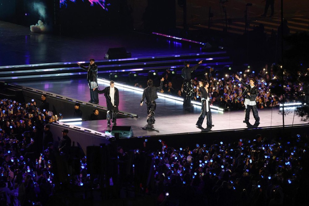 Gwanghwamun rực sáng: BTS tái xuất hòa quyện truyền thống và làn sóng Hallyu toàn cầu - Ảnh 11. Gwanghwamun rực sáng: BTS tái xuất hòa quyện truyền thống và làn sóng Hallyu toàn cầu - Ảnh 11.