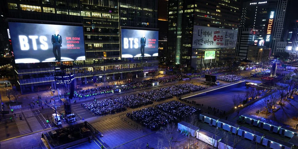 Gwanghwamun rực sáng: BTS tái xuất hòa quyện truyền thống và làn sóng Hallyu toàn cầu - Ảnh 6. Gwanghwamun rực sáng: BTS tái xuất hòa quyện truyền thống và làn sóng Hallyu toàn cầu - Ảnh 6.