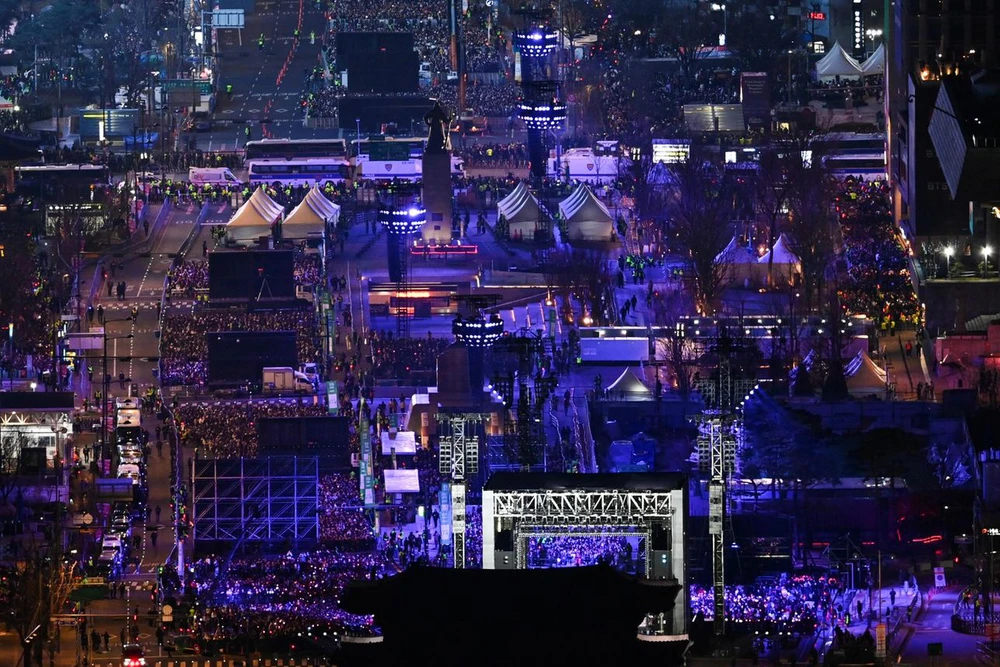 Gwanghwamun rực sáng: BTS tái xuất hòa quyện truyền thống và làn sóng Hallyu toàn cầu - Ảnh 8. Gwanghwamun rực sáng: BTS tái xuất hòa quyện truyền thống và làn sóng Hallyu toàn cầu - Ảnh 8.