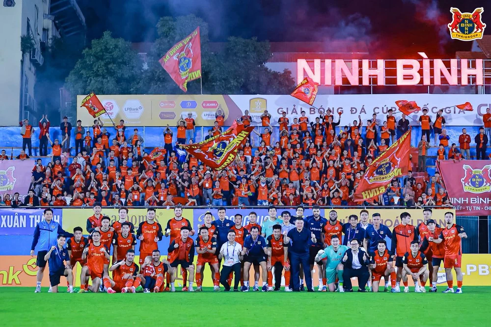 HLV Vũ Tiến Thành thở phào sau chiến thắng đầu tiên cùng CLB Ninh Bình - Ảnh 2.