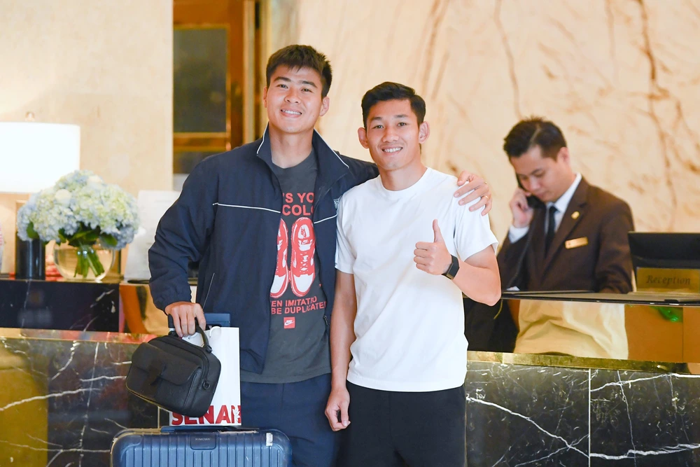 Hoàng Hên bồi hồi xúc động trong ngày đầu tập trung đội tuyển Việt Nam - Ảnh 1.