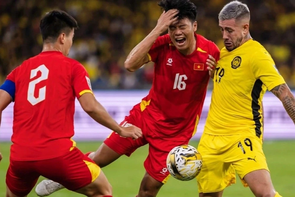 ĐT Việt Nam thăng tiến mạnh mẽ trên BXH FIFA mới nhất, Malaysia tụt không phanh - Ảnh 2.