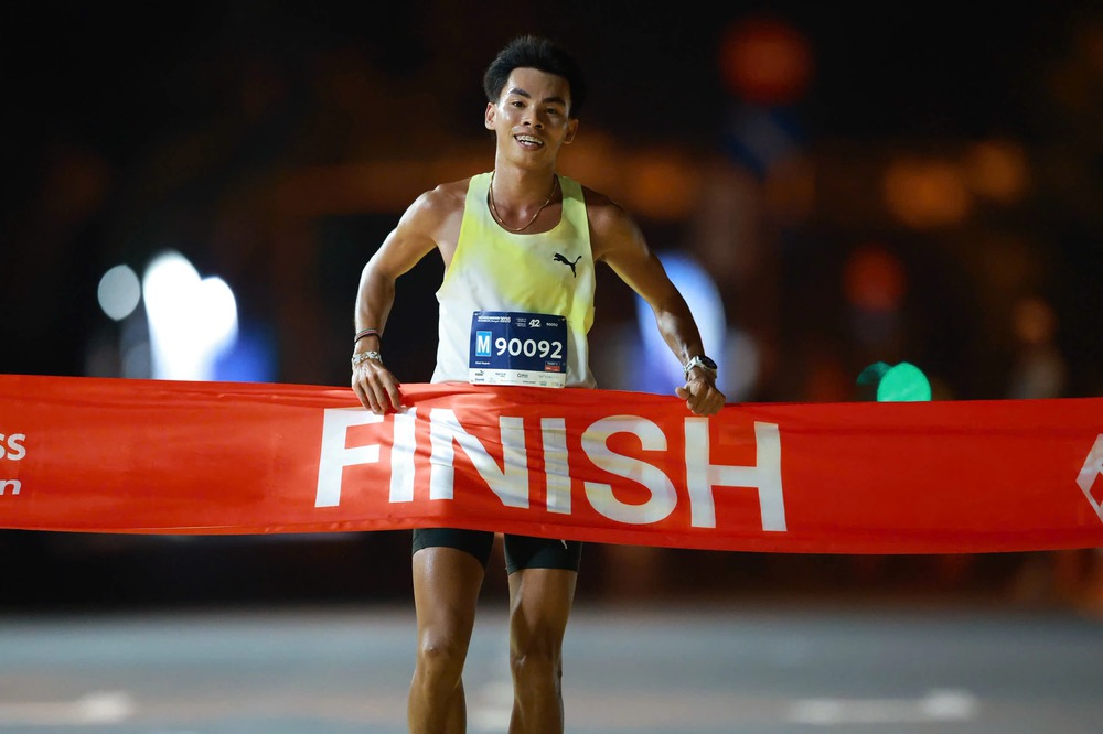 Chỉ 1 tuần sau khi lập kỷ lục cá nhân ở cự ly marathon, chân chạy hàng đầu Việt Nam hiện nay là Huỳnh Anh Khôi tiếp tục khẳng định sức mạnh khi về nhất giải chạy đêm TPHCM 2026.