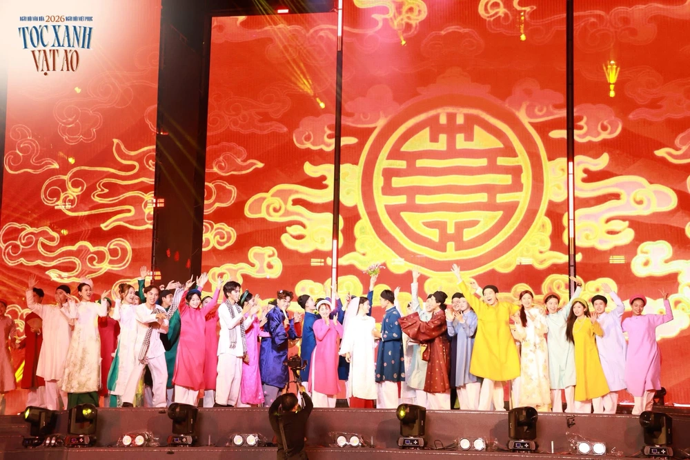 1.000 bạn trẻ mặc Việt phục đồng diễn trên nền nhạc “Nhà tôi có treo một lá cờ” - Ảnh 1. 1.000 bạn trẻ mặc Việt phục đồng diễn trên nền nhạc “Nhà tôi có treo một lá cờ” - Ảnh 1.