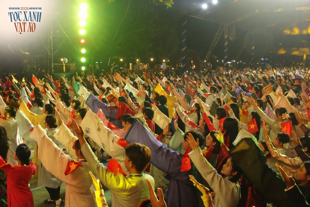 1.000 bạn trẻ mặc Việt phục đồng diễn trên nền nhạc “Nhà tôi có treo một lá cờ” - Ảnh 4. 1.000 bạn trẻ mặc Việt phục đồng diễn trên nền nhạc “Nhà tôi có treo một lá cờ” - Ảnh 4.