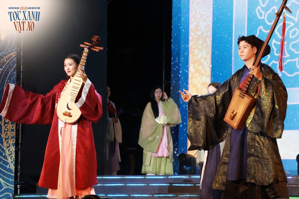 1.000 bạn trẻ mặc Việt phục đồng diễn trên nền nhạc “Nhà tôi có treo một lá cờ” - Ảnh 2. 1.000 bạn trẻ mặc Việt phục đồng diễn trên nền nhạc “Nhà tôi có treo một lá cờ” - Ảnh 2.