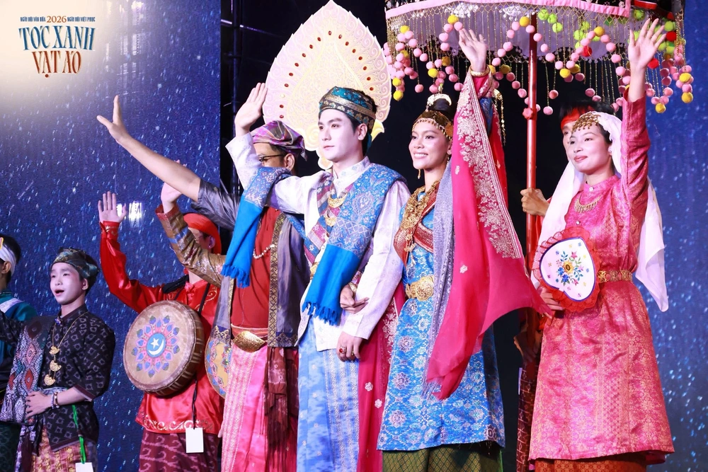 1.000 bạn trẻ mặc Việt phục đồng diễn trên nền nhạc “Nhà tôi có treo một lá cờ” - Ảnh 5. 1.000 bạn trẻ mặc Việt phục đồng diễn trên nền nhạc “Nhà tôi có treo một lá cờ” - Ảnh 5.