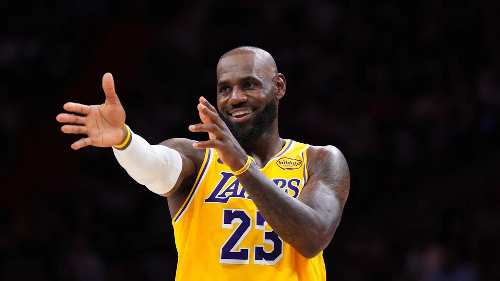 Huyền thoại bóng rổ LeBron James tiếp tục đi vào lịch sử NBA với một kỷ lục vô tiền khoáng hậu - Ảnh 2.