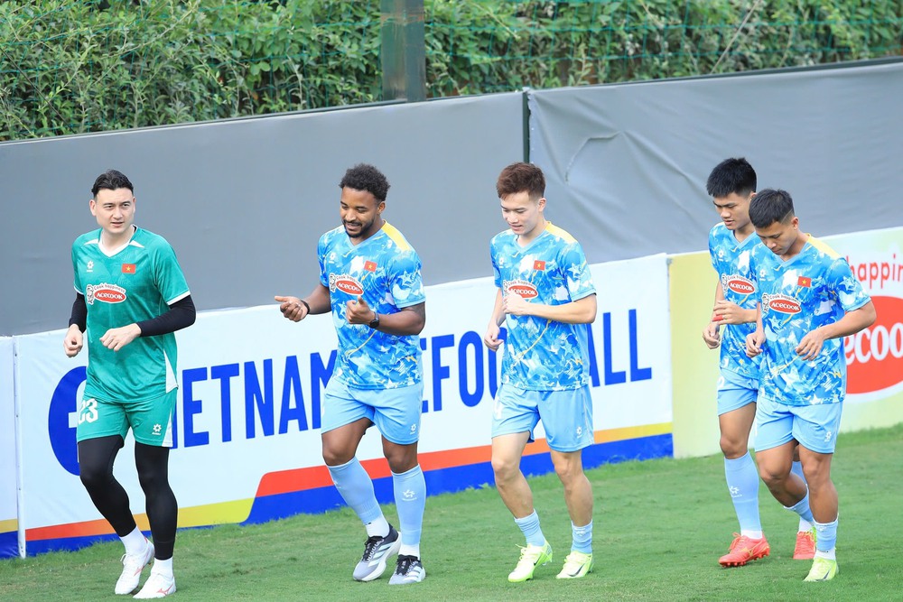 Tin nóng bóng đá Việt hôm nay 23/3: Đội tuyển Việt Nam đón tinh binh; Quang Hải thận trọng với cuộc đua vô địch của CAHN - Ảnh 1. Tin nóng bóng đá Việt hôm nay 23/3: Đội tuyển Việt Nam đón tinh binh; Quang Hải thận trọng với cuộc đua vô địch của CAHN - Ảnh 1.