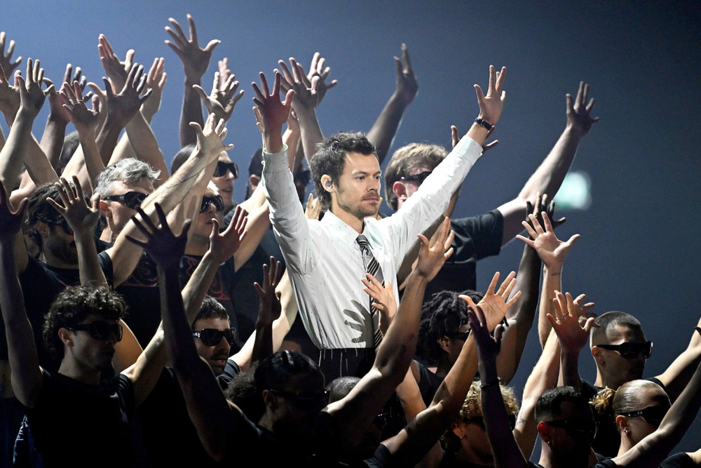 Album "Kiss All the Time. Disco, Occasionally.": Con người thật của Harry Styles - Ảnh 3. Album "Kiss All the Time. Disco, Occasionally.": Con người thật của Harry Styles - Ảnh 3.