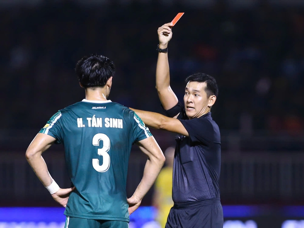 Người quan sát: Bóng đá luôn cần thành tích  - Ảnh 1.