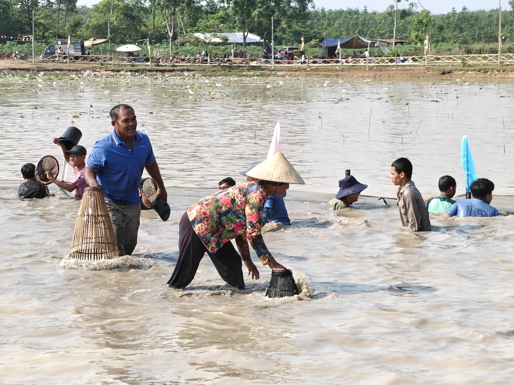 Phát huy giá trị di sản văn hóa truyền thống Lễ hội Phá Bàu - Ảnh 7. Phát huy giá trị di sản văn hóa truyền thống Lễ hội Phá Bàu - Ảnh 7.