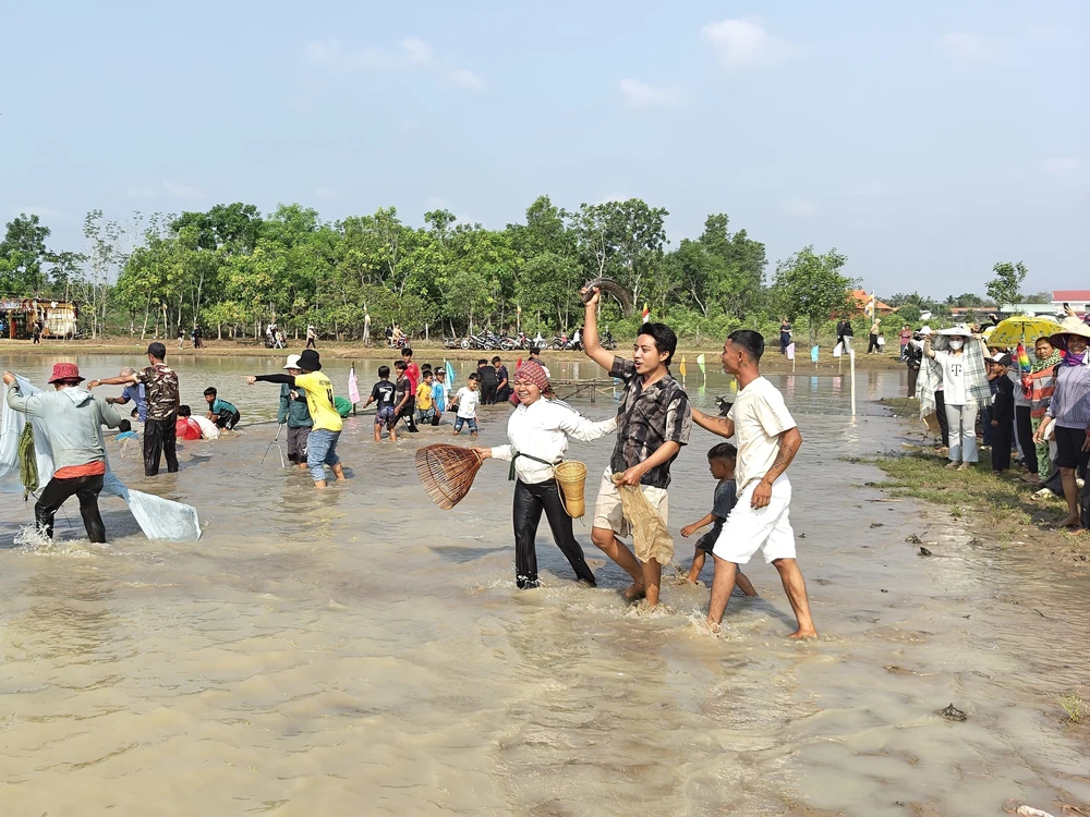 Phát huy giá trị di sản văn hóa truyền thống Lễ hội Phá Bàu - Ảnh 9. Phát huy giá trị di sản văn hóa truyền thống Lễ hội Phá Bàu - Ảnh 9.