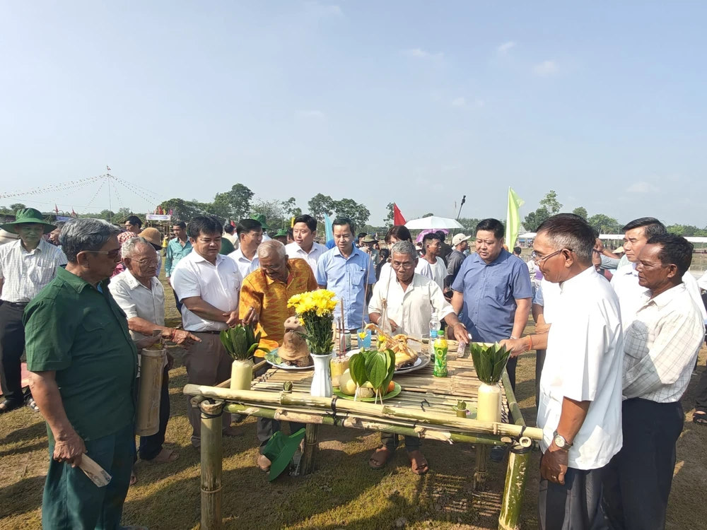 Phát huy giá trị di sản văn hóa truyền thống Lễ hội Phá Bàu - Ảnh 3. Phát huy giá trị di sản văn hóa truyền thống Lễ hội Phá Bàu - Ảnh 3.