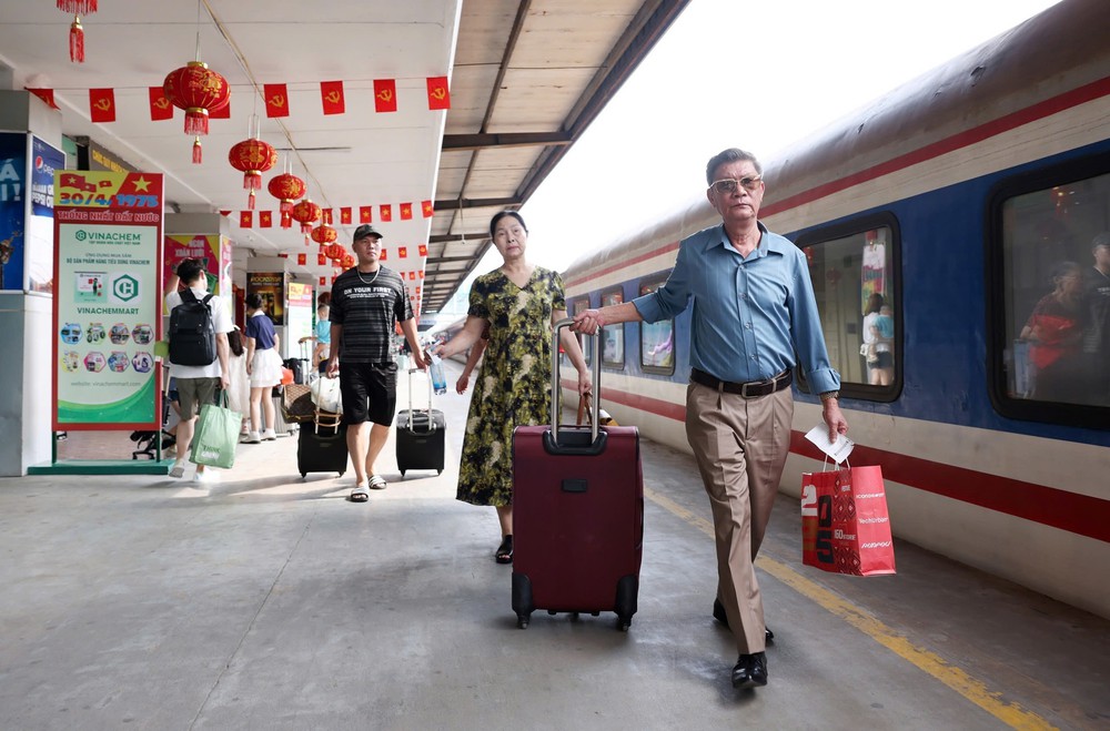 Ngành đường sắt tăng chuyến phục vụ giỗ Tổ và lễ 30/4 - 1/5 - Ảnh 1. Ngành đường sắt tăng chuyến phục vụ giỗ Tổ và lễ 30/4 - 1/5 - Ảnh 1.