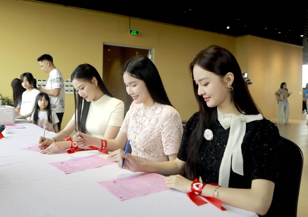 Các hoa hậu, á hậu, người đẹp tham gia hiến máu tại “Chủ nhật Đỏ” Phú Thọ - Ảnh 2. Các hoa hậu, á hậu, người đẹp tham gia hiến máu tại “Chủ nhật Đỏ” Phú Thọ - Ảnh 2.