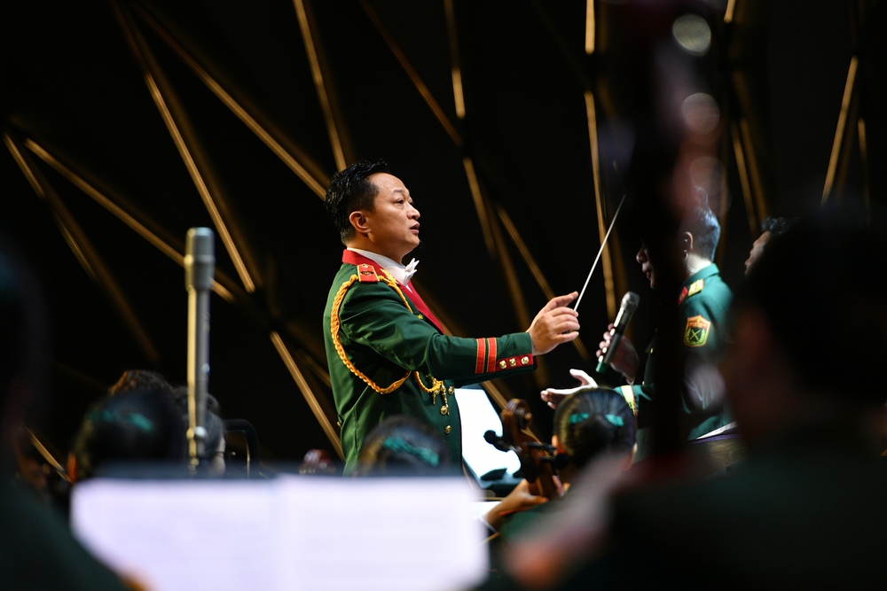 Đại tá, Nhạc sĩ Hồ Trọng Tuấn chỉ huy dàn nhạc