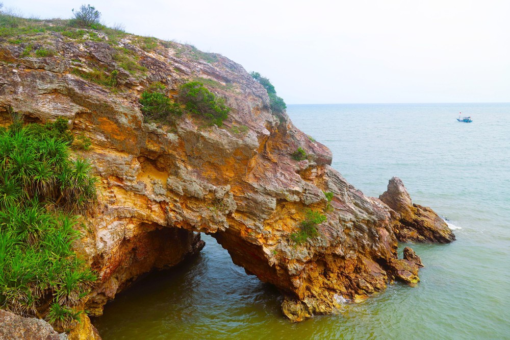 Nghệ An: Khám phá hang Mũi Trâu dưới chân núi Mành Sơn - Ảnh 1.