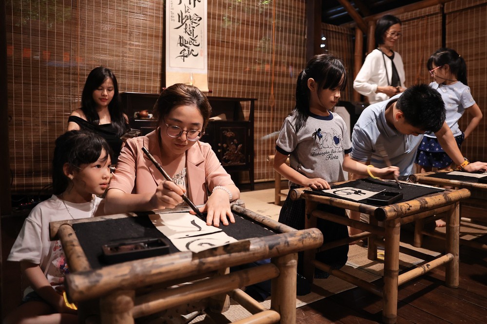 Trải nghiệm tour đêm Văn Miếu – Quốc Tử Giám - đánh thức di sản bằng công nghệ số - Ảnh 11.