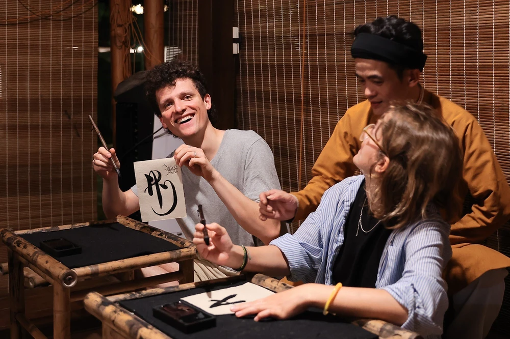 Trải nghiệm tour đêm Văn Miếu – Quốc Tử Giám - đánh thức di sản bằng công nghệ số - Ảnh 10.