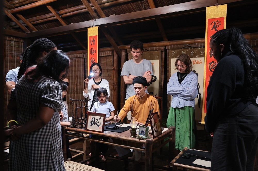 Trải nghiệm tour đêm Văn Miếu – Quốc Tử Giám - đánh thức di sản bằng công nghệ số - Ảnh 7.