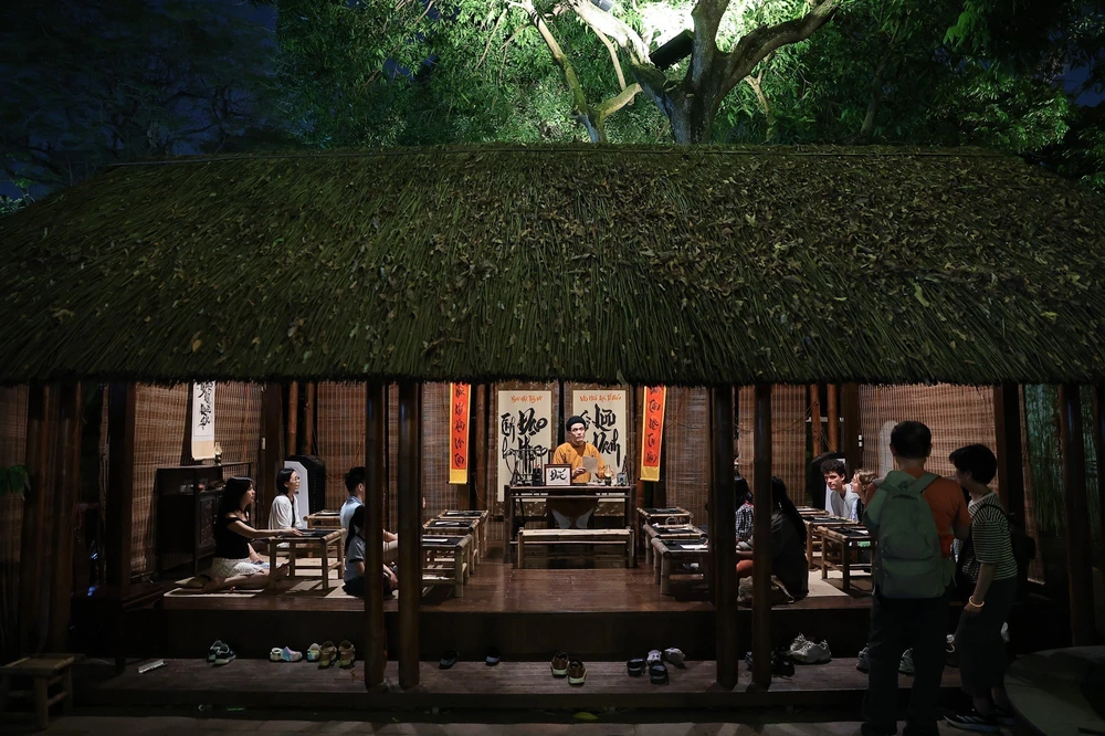 Trải nghiệm tour đêm Văn Miếu – Quốc Tử Giám - đánh thức di sản bằng công nghệ số - Ảnh 6.