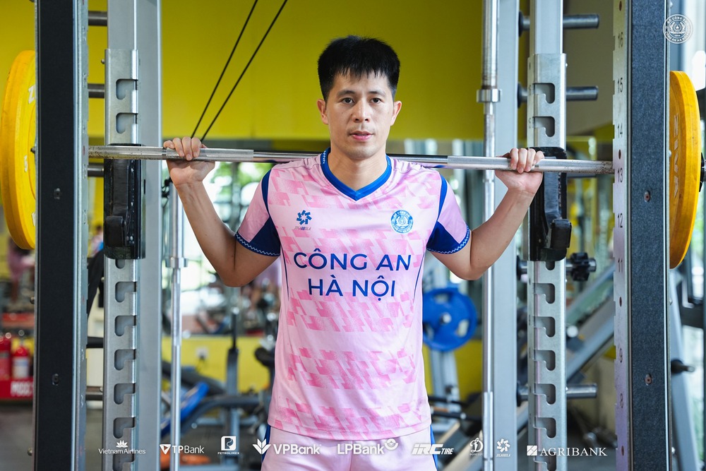 Đình Trọng liệu có thể "ghi điểm" với HLV Kim Sang Sik?