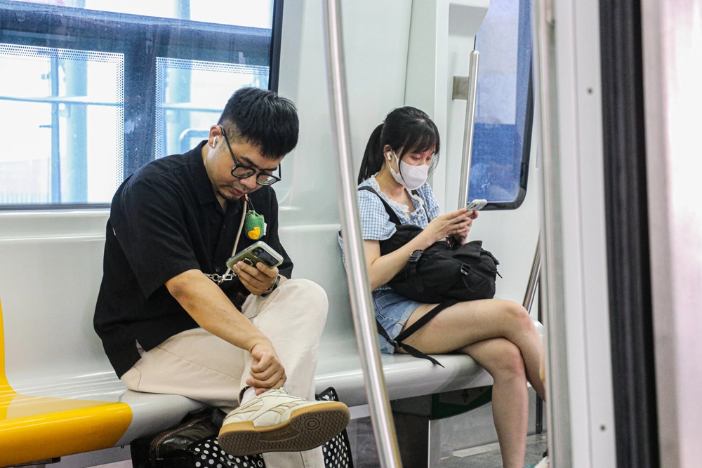 Giới trẻ Hà Nội chuyển sang đi tàu điện để tiết kiệm chi phí - Ảnh 2.