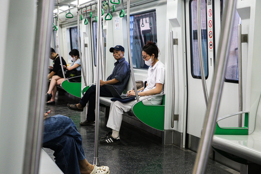 Giới trẻ Hà Nội chuyển sang đi tàu điện để tiết kiệm chi phí - Ảnh 1.