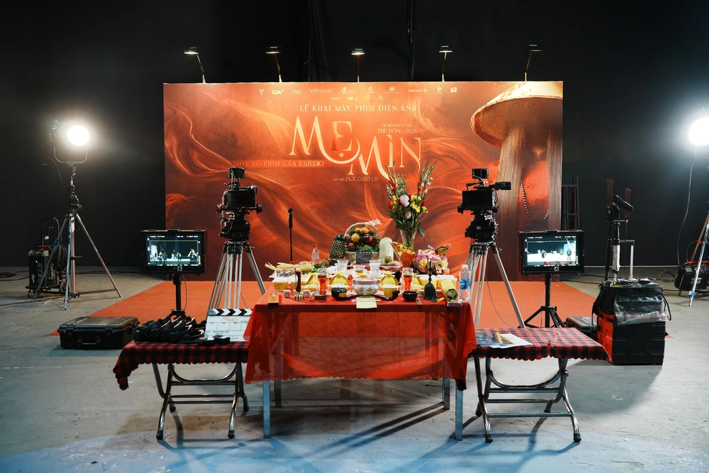 Minh Hằng bất ngờ xuất hiện tại buổi khai máy phim "Mẹ mìn" - Ảnh 1.