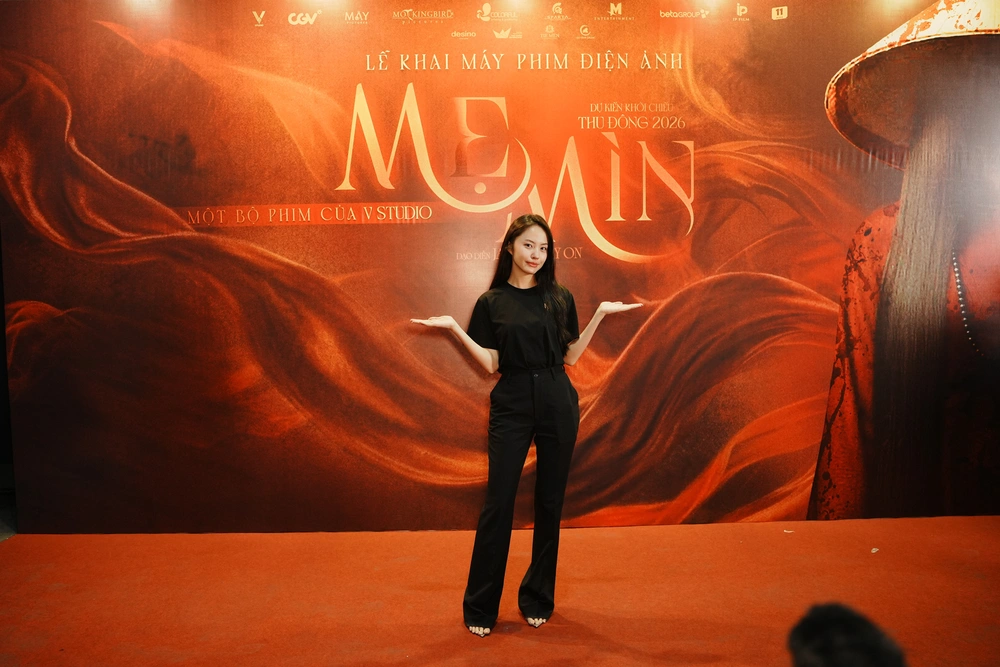 Minh Hằng bất ngờ xuất hiện tại buổi khai máy phim "Mẹ mìn" - Ảnh 4.