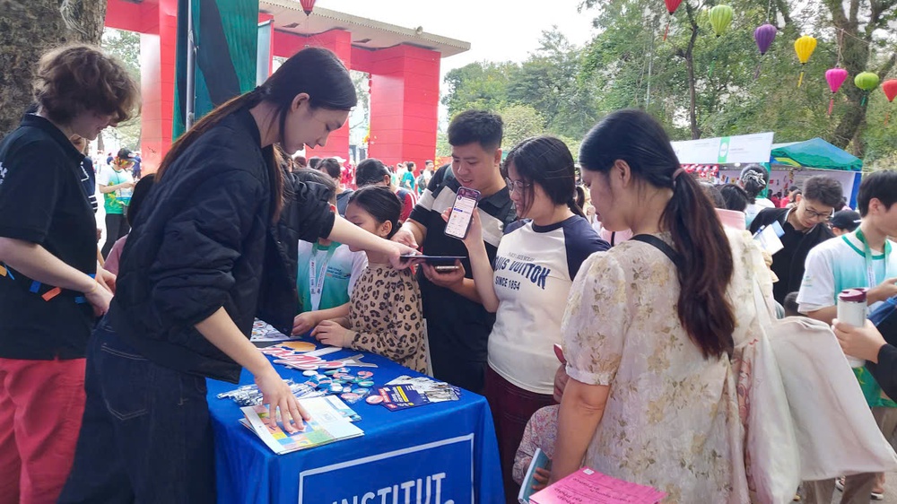 Ngày hội tôn vinh tiếng Pháp và văn hoá Pháp ngữ - Ảnh 2. Ngày hội tôn vinh tiếng Pháp và văn hoá Pháp ngữ - Ảnh 2.