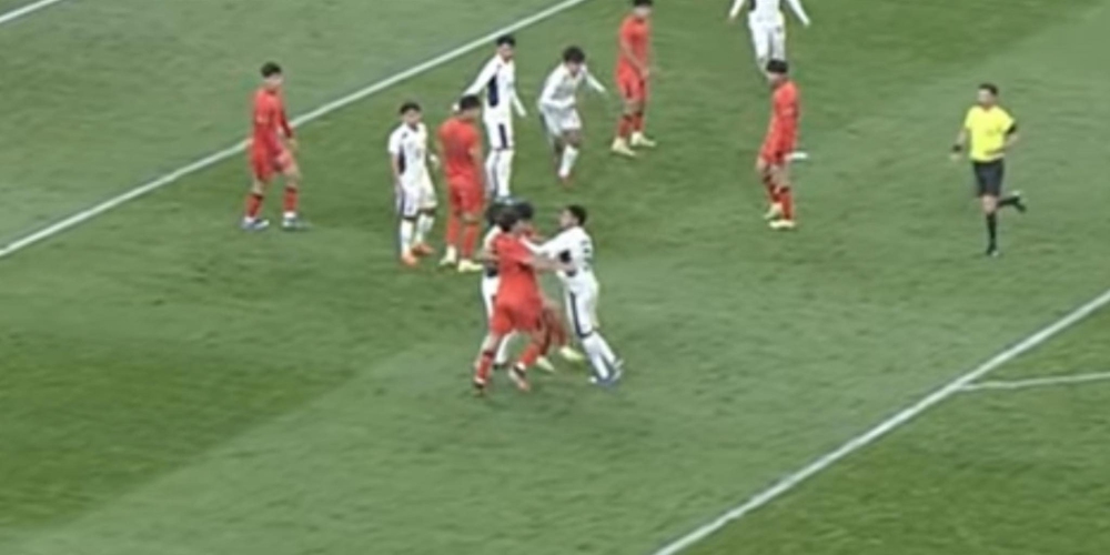 Hậu vệ gốc Ma rốc của U23 Thái Lan bị treo giò ở trận gặp U23 Việt Nam sau pha xô xát với cầu thủ Trung Quốc - Ảnh 2.