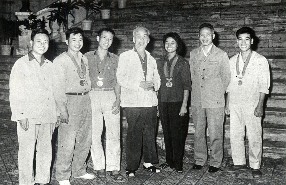 Kỷ lục gia bơi lội châu Á Vũ Thị Sen và kỷ niệm hai lần được gặp Bác Hồ - Ảnh 2.