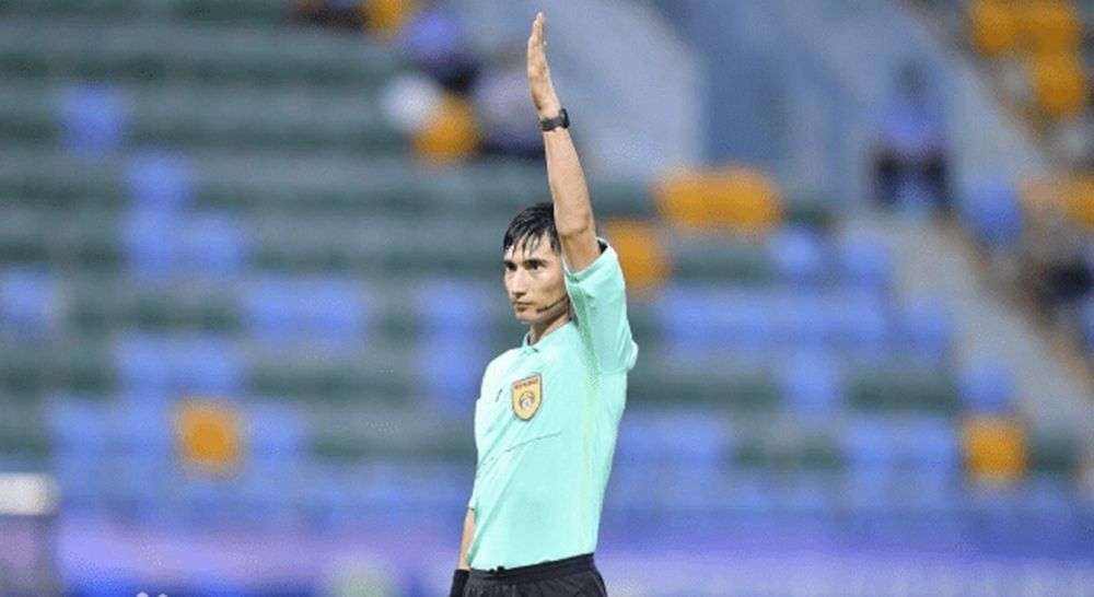 Rút thẻ đỏ với cầu thủ U23 Trung Quốc, trọng tài từng giành Còi bạc bị CĐV chỉ trích - Ảnh 3.