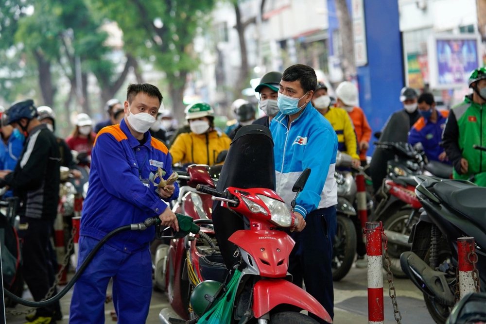 Biến động giá xăng dầu, người dân tìm cách tiết kiệm chi phí - Ảnh 2. Biến động giá xăng dầu, người dân tìm cách tiết kiệm chi phí - Ảnh 2.