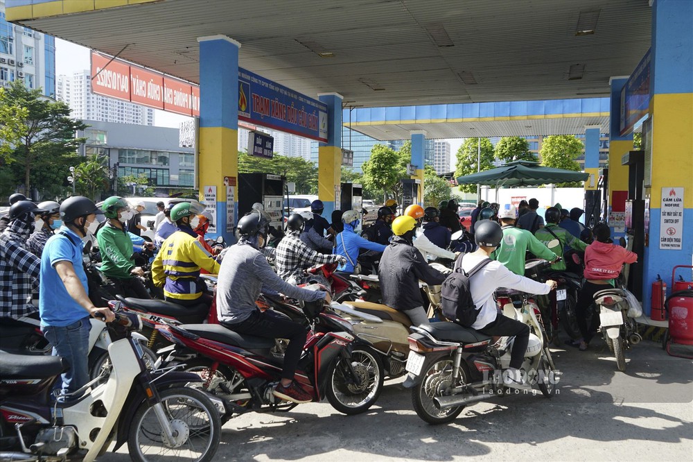 Biến động giá xăng dầu, người dân tìm cách tiết kiệm chi phí - Ảnh 1. Biến động giá xăng dầu, người dân tìm cách tiết kiệm chi phí - Ảnh 1.