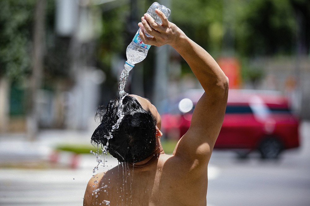 Cảnh báo nắng nóng gay gắt diện rộng ở miền Bắc và miền Trung - Ảnh 3.