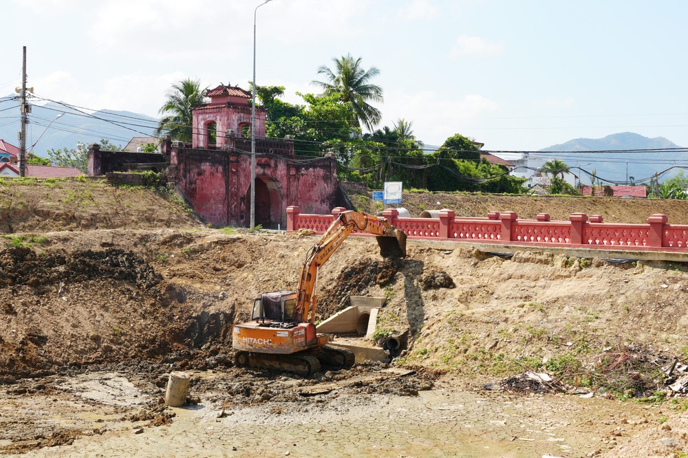 Chuyện quản lý: Nhiều “nút thắt” khiến dự án tu bổ Thành cổ Diên Khánh chậm tiến độ - Ảnh 2.