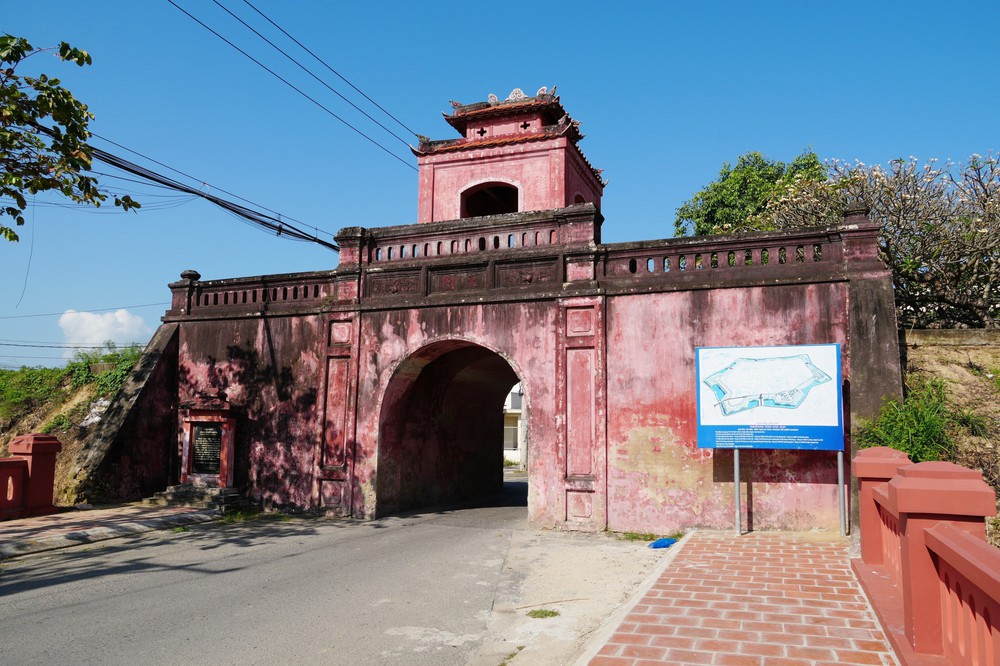 Chuyện quản lý: Nhiều “nút thắt” khiến dự án tu bổ Thành cổ Diên Khánh chậm tiến độ - Ảnh 1.